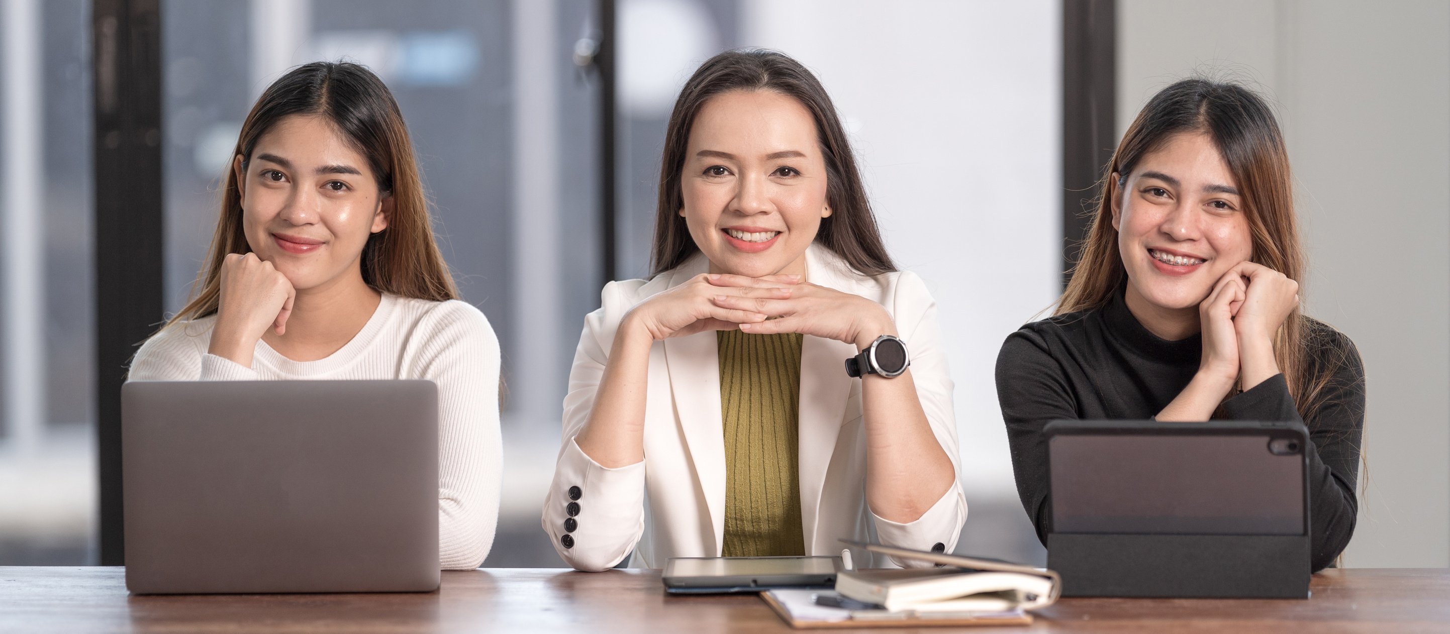 College Students Meet Advisor